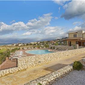 2 bedroom seaside apartments with shared pool, sleeps 4-5